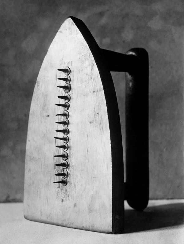 Man Ray. Maître des Lumières. : Le cadeau - 1921 - Collection privee - ADAGP Paris
